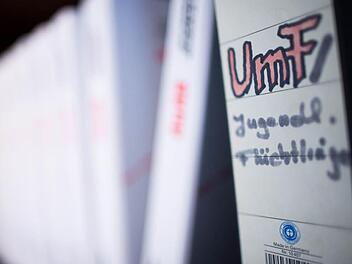 Um minderjährige Flüchtlinge, die ganz allein nach Deutschland kommen, kümmern sich die Jugendämter. Die Stadt Coburg bemüht sich, für diese jungen Menschen "Eltern auf Zeit" zu finden.  Foto: Rolf Vennenbernd / dpa