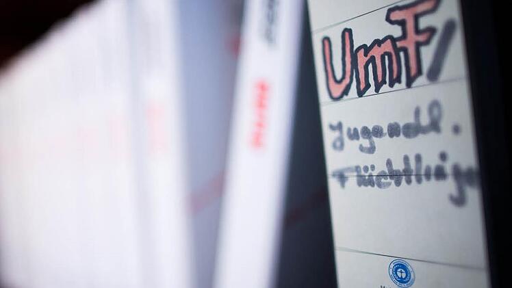 Um minderjährige Flüchtlinge, die ganz allein nach Deutschland kommen, kümmern sich die Jugendämter. Die Stadt Coburg bemüht sich, für diese jungen Menschen "Eltern auf Zeit" zu finden.  Foto: Rolf Vennenbernd / dpa