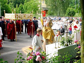 Warum feiern die Katholiken Fronleichnam, wie ist das Fest entstanden und was bedeutet überhaupt der Name? Alle Infos rund um Fronleichnam lesen Sie hier. Fronleichnamsprozession in Ebern. Foto: Ralf Kestel/Archiv