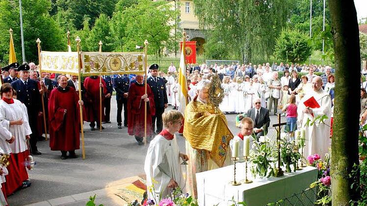Warum feiern die Katholiken Fronleichnam, wie ist das Fest entstanden und was bedeutet überhaupt der Name? Alle Infos rund um Fronleichnam lesen Sie hier. Fronleichnamsprozession in Ebern. Foto: Ralf Kestel/Archiv