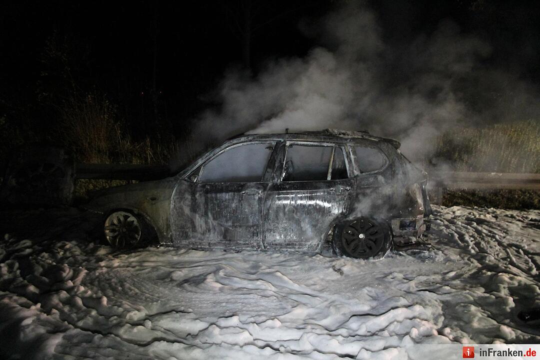 Auto geht auf A73  in Flammen auf
