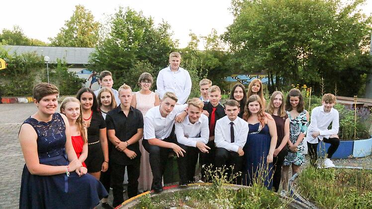 Abschlussklasse der Mittelschule Mainleus (von links): Annika Waldmann, Christina Nestmann, Karina Rolheiser, Michelle Paschek, Björn Hannawald, Axel Teller, Tabita Zeitler, Elias Goller, Florian Grünwald, Justin Rüdinger, Fabian Stein, Fabian Heierth, Elif Alan, Martin Hamburg, Anastasiya Gerasimenko, Jessica Hamburg, Michelle Jung, Georgina Eppler, Matthias Ferch. Foto: Adriane Lochner