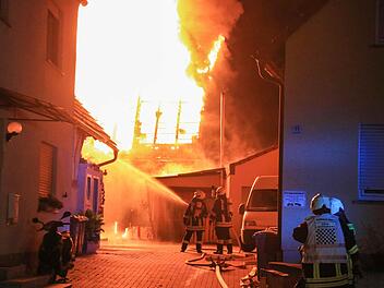 Rund 80.000 Euro Sachschaden entstand bei einem Scheunenbrand in Ebing (Landkreis Bamberg). Fotos: News 5/Merzbach