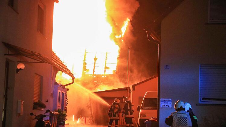 Rund 80.000 Euro Sachschaden entstand bei einem Scheunenbrand in Ebing (Landkreis Bamberg). Fotos: News 5/Merzbach