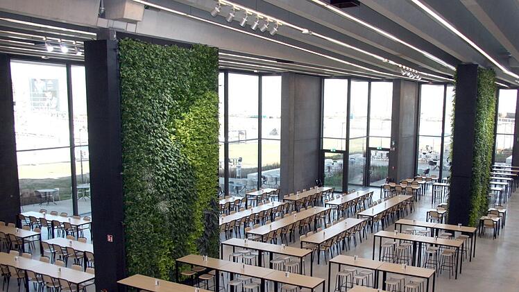 Weiträumig und lichtdurchflutet präsentiert sich das neue Mitarbeiterrestaurant. Foto: Richard Sänger