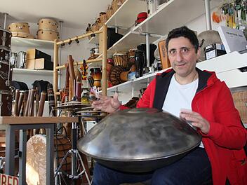 Alberto Parmigiani mit einer Handpan. Zehn Jahre hat er nach dem für ihn richtigen Hersteller dieser Instrumente gesucht. An drei Abenden präsentiert der Herzogenauracher seine CD, die er mit dem metallenen "Ufo" aufgenommen hat.  Foto: Bernhard Panzer