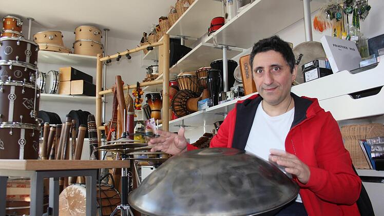 Alberto Parmigiani mit einer Handpan. Zehn Jahre hat er nach dem für ihn richtigen Hersteller dieser Instrumente gesucht. An drei Abenden präsentiert der Herzogenauracher seine CD, die er mit dem metallenen "Ufo" aufgenommen hat.  Foto: Bernhard Panzer