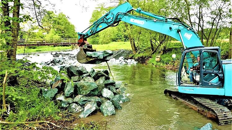 Tonnenschwere Steine stabilisieren die marode Wehranlage.