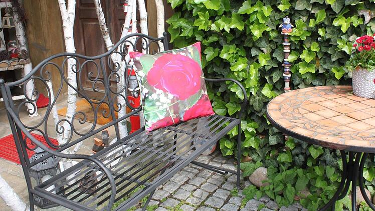 Gemütliche Garten-Ecke in Birkach, schon mit einem Rosen-Kissen dekoriert