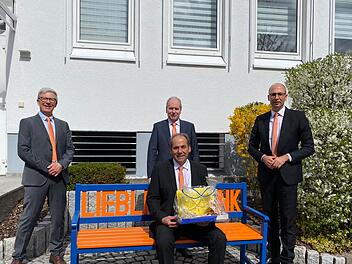 Armin Förg (vorne sitzend) wurde nach fast 46 Jahren Dienstzeit  bei der Volksbank Raiffeisenbank Bad Kissingen in die Freiphase der Altersteilzeit verabschiedet (hinten, von links) Vorstand Jürgen Klubertanz, Vorstand Roland Knoll und Vorstand Rainer Geis. Foto: Beatrix Lieb