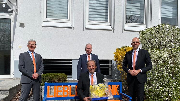 Armin Förg (vorne sitzend) wurde nach fast 46 Jahren Dienstzeit  bei der Volksbank Raiffeisenbank Bad Kissingen in die Freiphase der Altersteilzeit verabschiedet (hinten, von links) Vorstand Jürgen Klubertanz, Vorstand Roland Knoll und Vorstand Rainer Geis. Foto: Beatrix Lieb