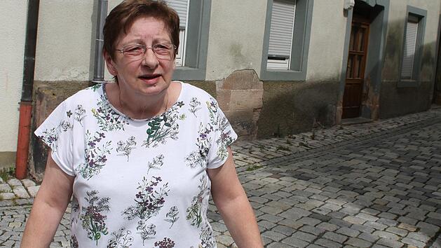 Nachts geht es im Mittleren Stadtgässchen zu wie im Mittelalter, als es gang und gäbe war, die flüssigen und festen Ausscheidungen  einfach auf die Straße zu kippen. Die Spuren sind an den Häusern deutlich zu sehen. Karin Wolfrum lässt die Rollos geschlossen, um wenigstens das Schlimmste zu verhindern. Foto: Sonny Adam