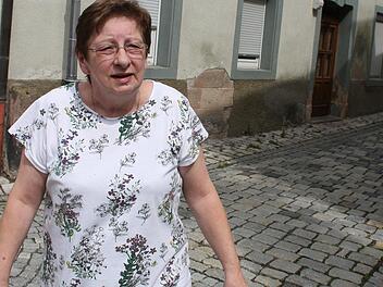 Nachts geht es im Mittleren Stadtg&auml;sschen zu wie im Mittelalter, als es gang und g&auml;be war, die fl&uuml;ssigen und festen Ausscheidungen  einfach auf die Stra&szlig;e zu kippen. Die Spuren sind an den H&auml;usern deutlich zu sehen. Karin Wolfrum l&auml;sst die Rollos geschlossen, um wenigstens das Schlimmste zu verhindern. Foto: Sonny Adam