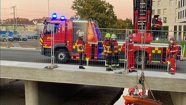 Am Samstag stürzte eine Person von einer Brücke - die Höhenrettungsgruppe der Feuerwehr Würzburg war im Einsatz