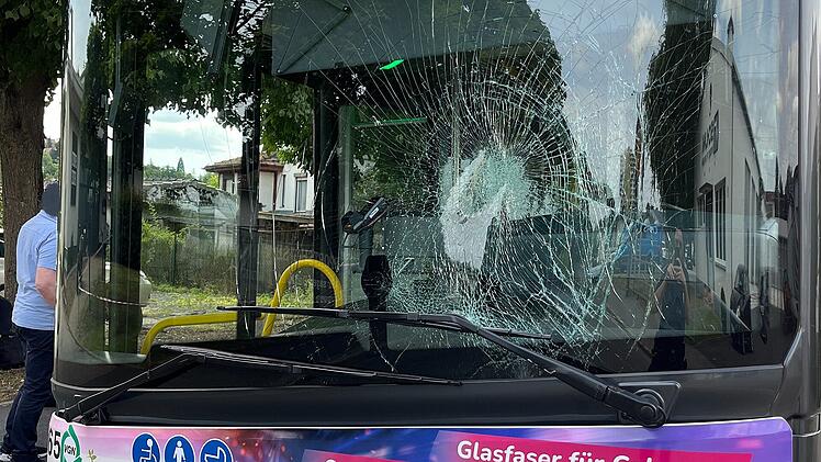 In Coburg sind ein Bus und ein Radfahrer kollidiert. Der Radfahrer zog sich dabei Verletzungen zu.