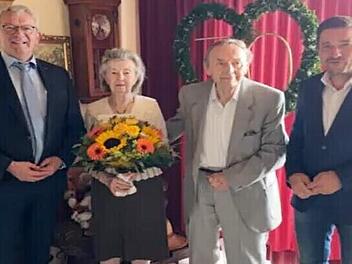 Bürgermeister Matthias Krapp (r.) und Landrat Johann Kalb (l.) freuen sich mit dem Jubelpaar.