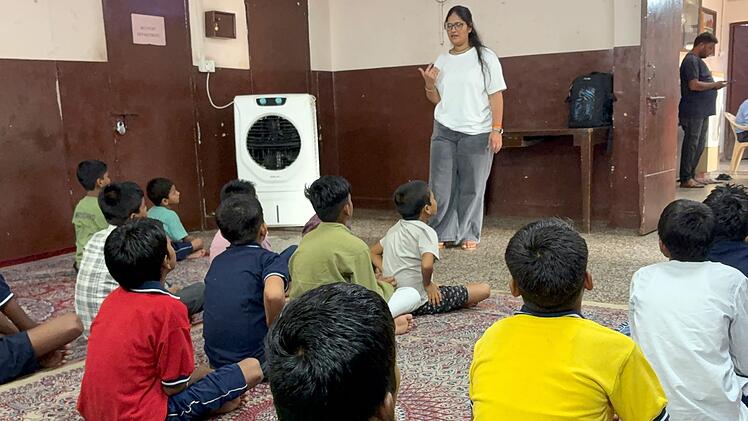 Unterricht f&uuml;r Stra&szlig;enkinder in Neu-Delhi