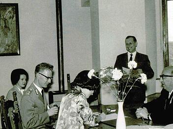 Bürgermeister Hans Meyer (rechts) traut Oberleutnant Rolf Hüttel und Marion Chmiel. Foto: privat
