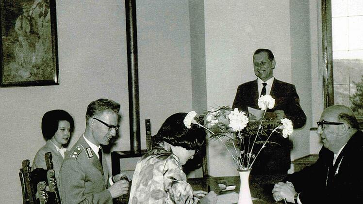 Bürgermeister Hans Meyer (rechts) traut Oberleutnant Rolf Hüttel und Marion Chmiel. Foto: privat