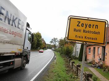 Noch brausen Laster und Co durch den Ort. Wie lange sich das noch so hinzieht, ist derzeit unklar, denn der Bau der Ortsumgehung hängt noch von der Finanzierung ab. Foto: Archiv/Barbara Herbst