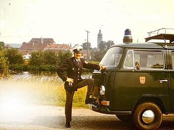 Ein Foto aus früheren Tagen: Klaus Fößel vor seinem Einsatzwagen. Foto: privat