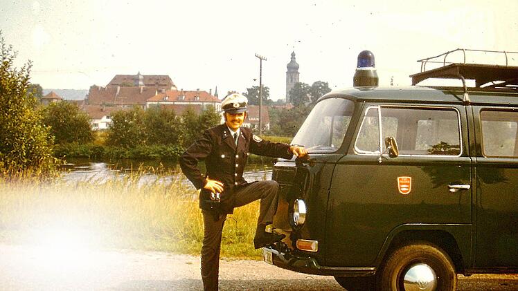 Ein Foto aus früheren Tagen: Klaus Fößel vor seinem Einsatzwagen. Foto: privat