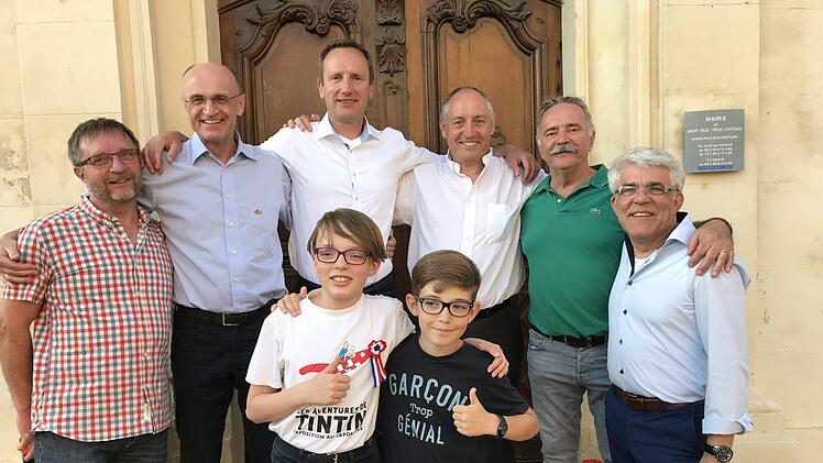 Eltmann und Saint Paul Trois Châteaux setzen in ihrer Städtepartnerschaft auf die Jugend. Mit Lucas und Tom wurden der deutschen Delegation zwei engagierte Botschafter des europäischen Gedankens präsentiert. Unser Bild zeigt die beiden elfjährigen Jugendstadträte mit (von links): Eltmanns Drittem  Bürgermeister Peter Klein, Landrat Wilhelm Schneider, Bürgermeister Michael Ziegler, Bürgermeister Jean-Michel Catelinois, die beiden Partnerschaftsbeauftragten  Jean-Claude Monnier und Joachim Frie...