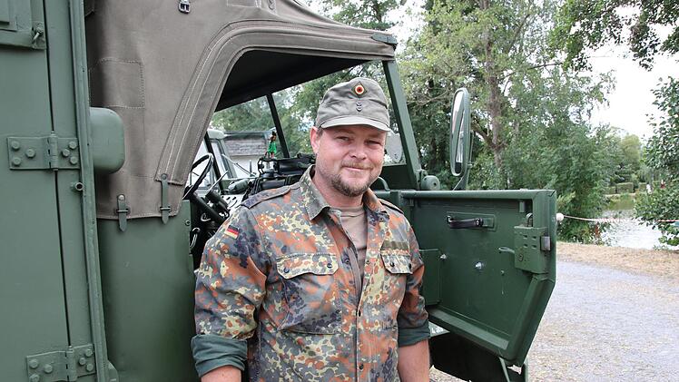Marcel Görlich (Meeder-Wiesenfeld) mit seinem Unimog 404-Funkwagen, Baujahr 1969: "Ich habe mich schon immer für Militärfahrzeuge interessiert. Im Internet auf einem Kleinanzeigen-Portal wurde ich fündig und habe das Fahrzeug gekauft  und in Gotha abgeholt. Ich musste einige Arbeiten vornehmen, dafür ging einiges an Freizeit darauf. Besonders beeindruckend ist die einfach funktionale Technik, wo man noch vieles selbst machen kann.  Ich würde mir mehr solche  Treffen in der Region wünschen, de...