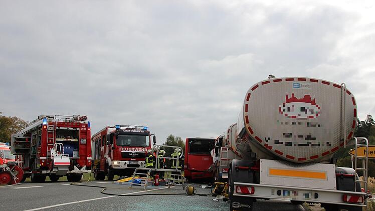 Schwerer Unfall am Freitagvormittag (14. September 2018) zwischen Mitwitz und Kaltenbrunn. Ein Milchlaster war in einen Linienbus gekracht. Foto: Andreas Schmitt