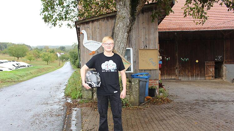 Jan Heinle fährt täglich mit dem Roller zu seiner Ausbildung nach Weißenbach - bei fast jedem Wetter. Foto: Julia Raab