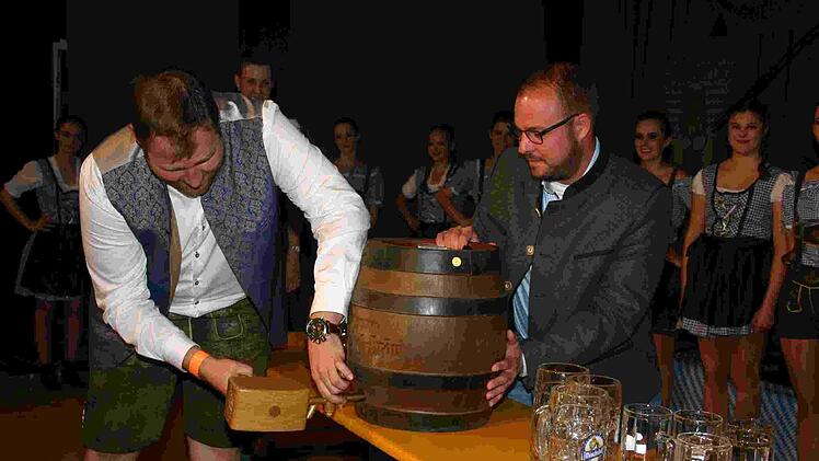 Ließ beim Bieranstich keinen Tropfen daneben gehen: Seßlachs Bürgermeister Martin Mittag. Attestiert hat ihm bei dem Unterfangen Lautertals Bürgermeister Sebastian Straubel. Foto: Martin Mittag