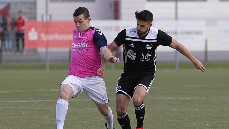 Der Selbitzer Albert Pohl (pink) wir durch Daniel Alles vom FC Coburg unter Druck gesetzt.