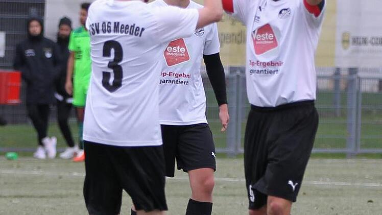 Der TSV Meeder jubelt &uuml;ber das zwischenzeitliche 2:0 durch Johannes Krumm (Nummer 3). Der Verteidiger verwandelte wieder einmal einen Elfmeter sicher, zu den ersten Gratulanten z&auml;hlte der ehemalige TSV-Spielertrainer Simon Schiller (rechts). Foto: Lisa H&uuml;mmer