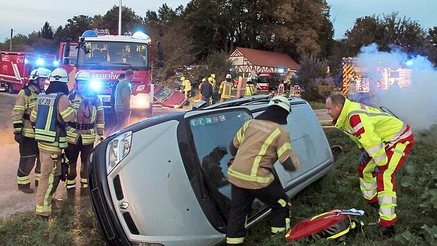 Übungsfall: Zwei Autos liegen teilweise auf der Seite im Graben, jeweils eine Person ist eingeklemmt. Foto: Max Dietz