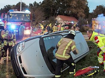 Übungsfall: Zwei Autos liegen teilweise auf der Seite im Graben, jeweils eine Person ist eingeklemmt. Foto: Max Dietz