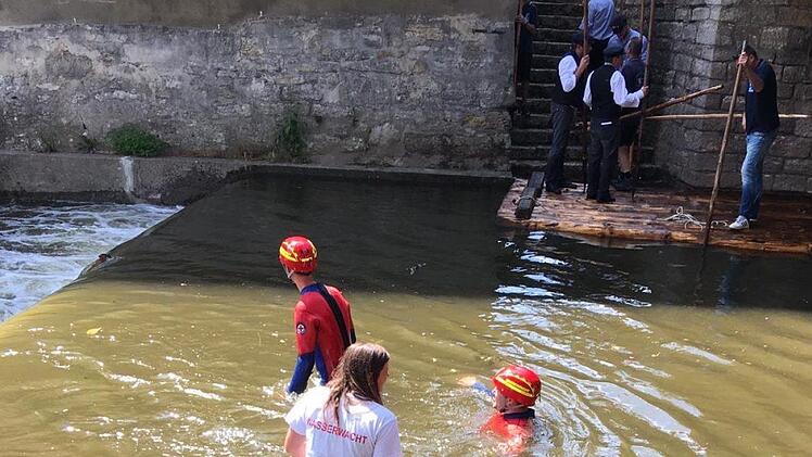 Die Wasserwacht &uuml;bt nicht nur im Becken des Schwimmbades, sondern auch auf Fl&uuml;ssen und Seen.Maria L&ouml;ffler