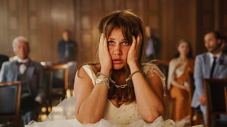 Lolle (Felicitas Woll) landet nach einer wilden Autofahrt vor Gericht.