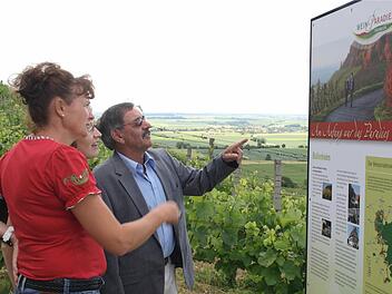 Gäste informieren sich an den Stelen über die Sehenswürdigkeiten entlang des neuen Weinparadiesweges. Fotos: G. Bauer