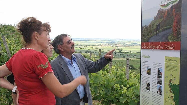 Gäste informieren sich an den Stelen über die Sehenswürdigkeiten entlang des neuen Weinparadiesweges. Fotos: G. Bauer