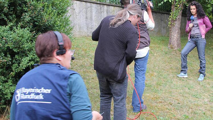 Unter einem Apfelbaum verhieß "Wetter-Fee" Inka Dechant bessere Aussichten fürs Wochenende
