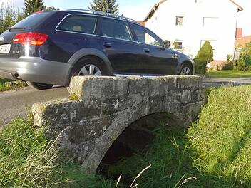 Alte Brücken - wie hier in Pülsdorf - führen über den kleinen Eggenbach. Die meisten davon werden im Zuge der Renaturierung ersetzt oder zumindest erneuert. Foto: Berthold Köhler