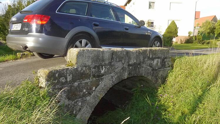 Alte Brücken - wie hier in Pülsdorf - führen über den kleinen Eggenbach. Die meisten davon werden im Zuge der Renaturierung ersetzt oder zumindest erneuert. Foto: Berthold Köhler