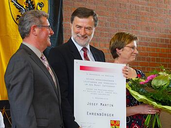 Zum Abschied verlieh der Markt Zapfendorf Josef Martin die Ehrenbürgerwürde. Foto: Johannes Michel