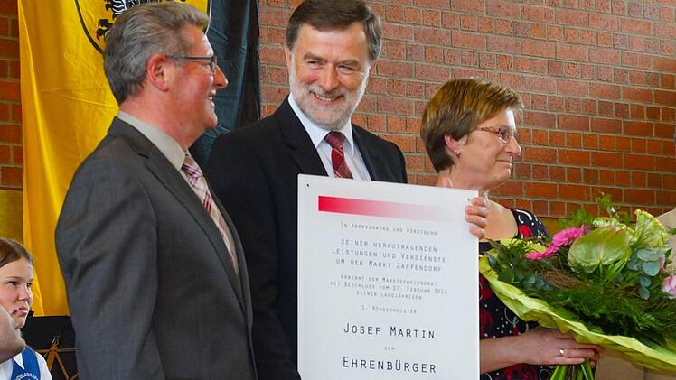 Zum Abschied verlieh der Markt Zapfendorf Josef Martin die Ehrenbürgerwürde. Foto: Johannes Michel