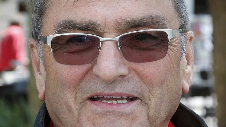 "Die kommen in meinen Garten. In die Lampenschirme werde ich farbige LED-Bänder einbauen", sagt Robert Mirwald.