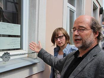 Lisa Badum und Eike Hallitzky vor der Flüchtlingsunterkunft im ehemaligen Gasthof "Fränkische Schweiz" am Marktplatz.