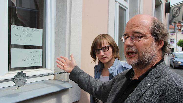 Lisa Badum und Eike Hallitzky vor der Flüchtlingsunterkunft im ehemaligen Gasthof "Fränkische Schweiz" am Marktplatz.