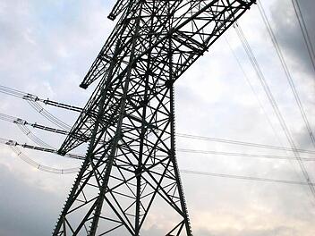 Zum Umspannwerk Eltmann führen große Stromtrassen, deren Leistungsfähigkeit erst in den letzten Jahren verstärkt wurde. Deshalb wendet sich die Stadt Eltmann dagegen, von weiteren Stromtrassen berührt zu werden. Foto: Sabine Weinbeer