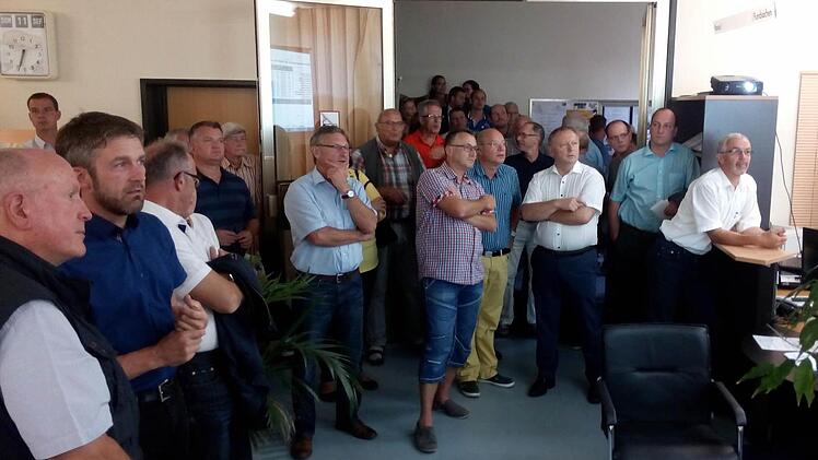 Die Spannung im Foyer des Rathauses ist mit Händen zu greifen. Foto: Ulrike Müller