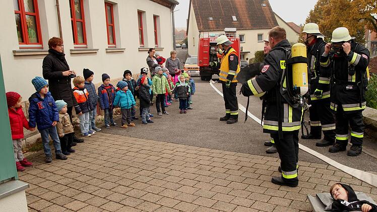 den Erzieherinnen und Kindern auch das Vorgehen bei ihrem Einsatz.